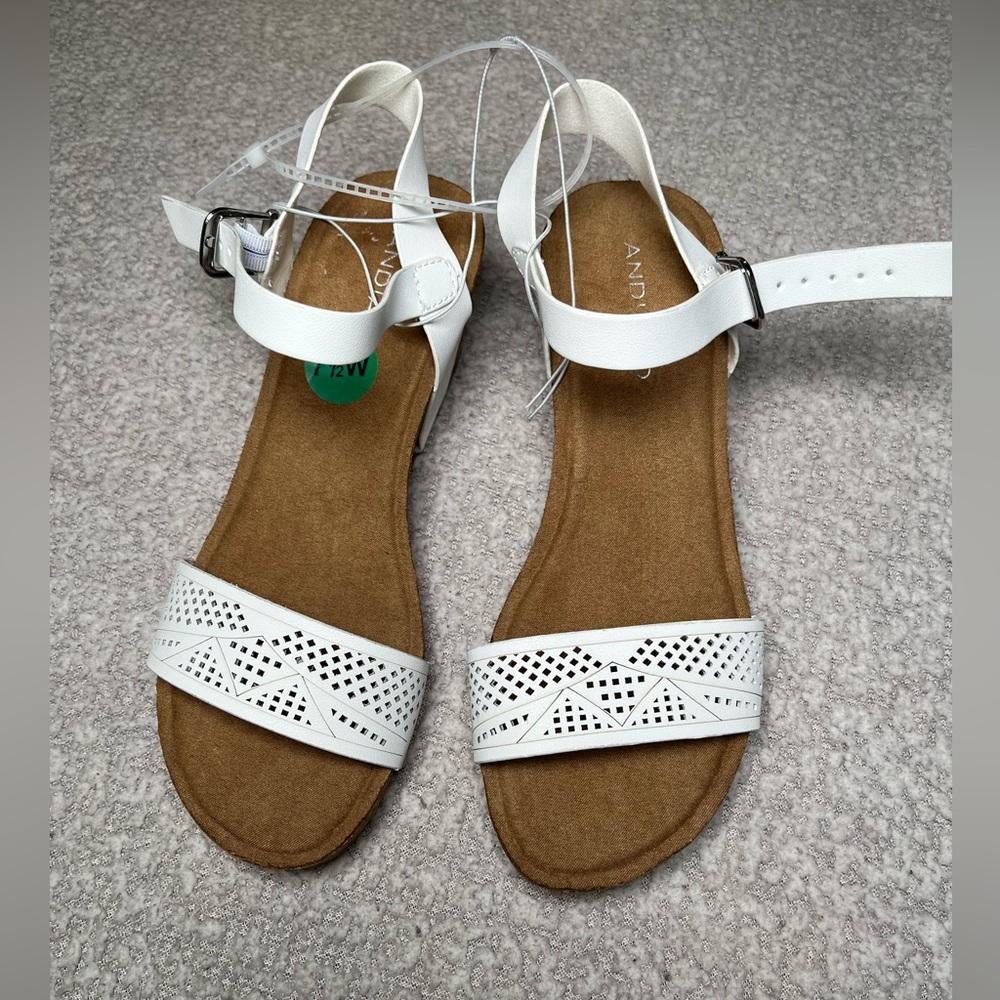 NWT Andiamo Women's White Sandals Size 7.5W